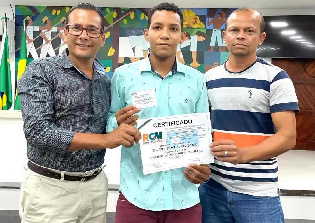 Camacã: Prefeito Paulo do Gás participa da entrega de certificados do curso de máquinas pesadas
